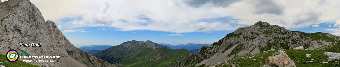 42 Panoramica da quota 2160 in zona Passo di Corna Piana.jpg